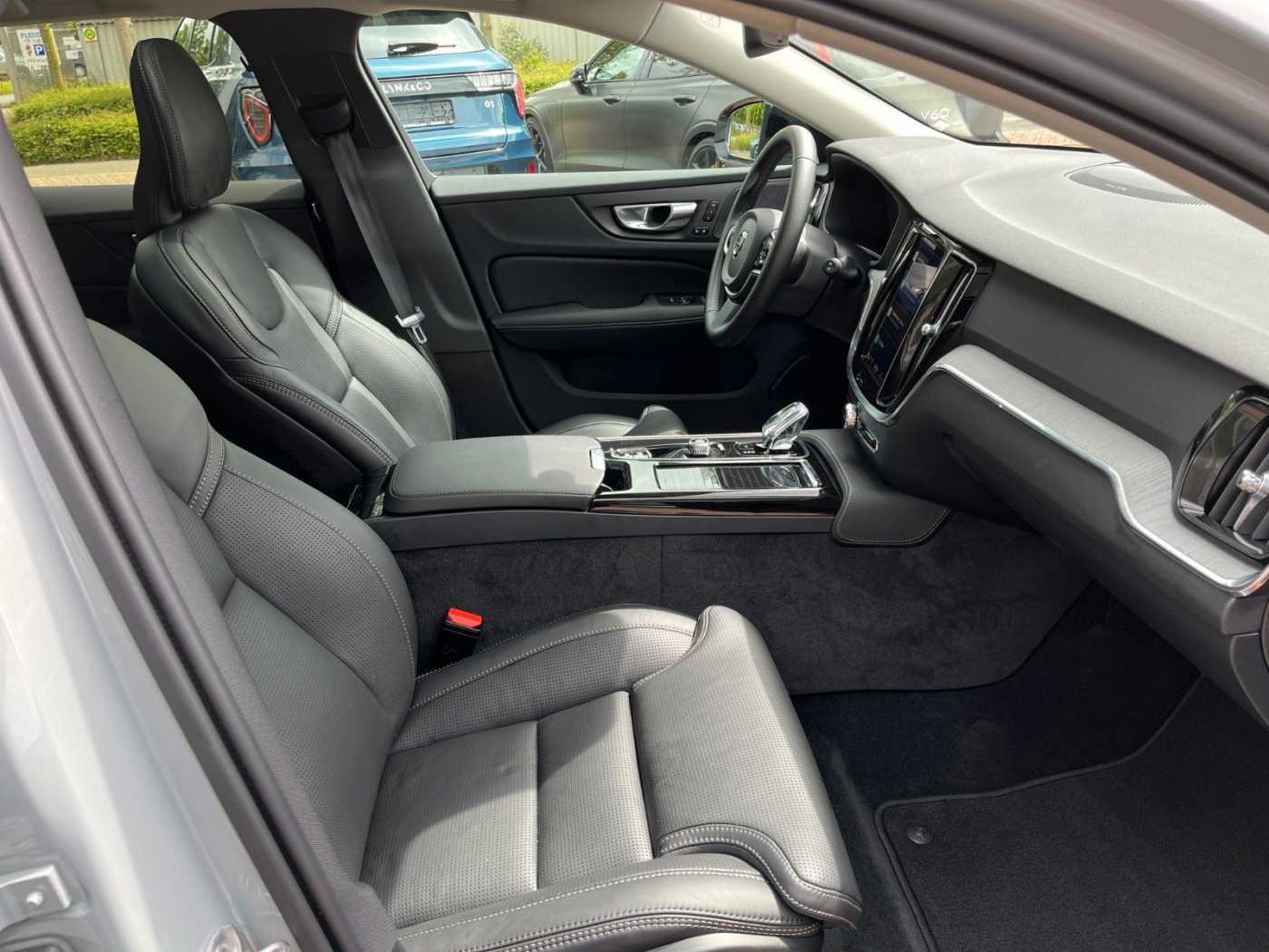 Volvo  T6 AWD Plug-in Hybrid Plus Dark Auto