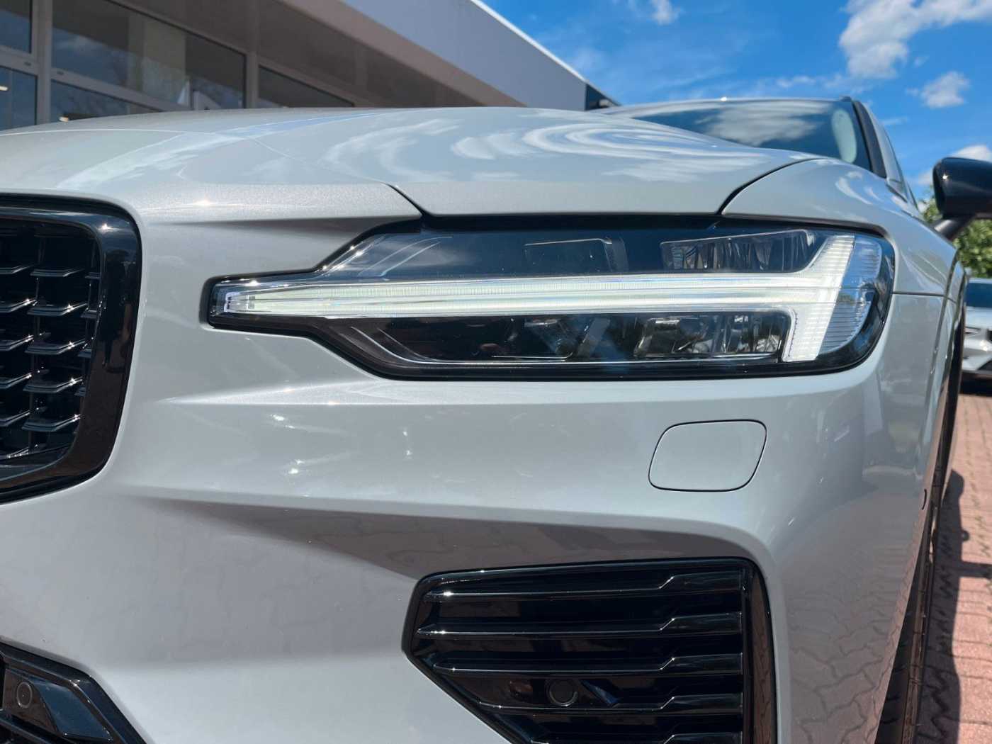Volvo  T6 AWD Plug-in Hybrid Plus Dark Auto