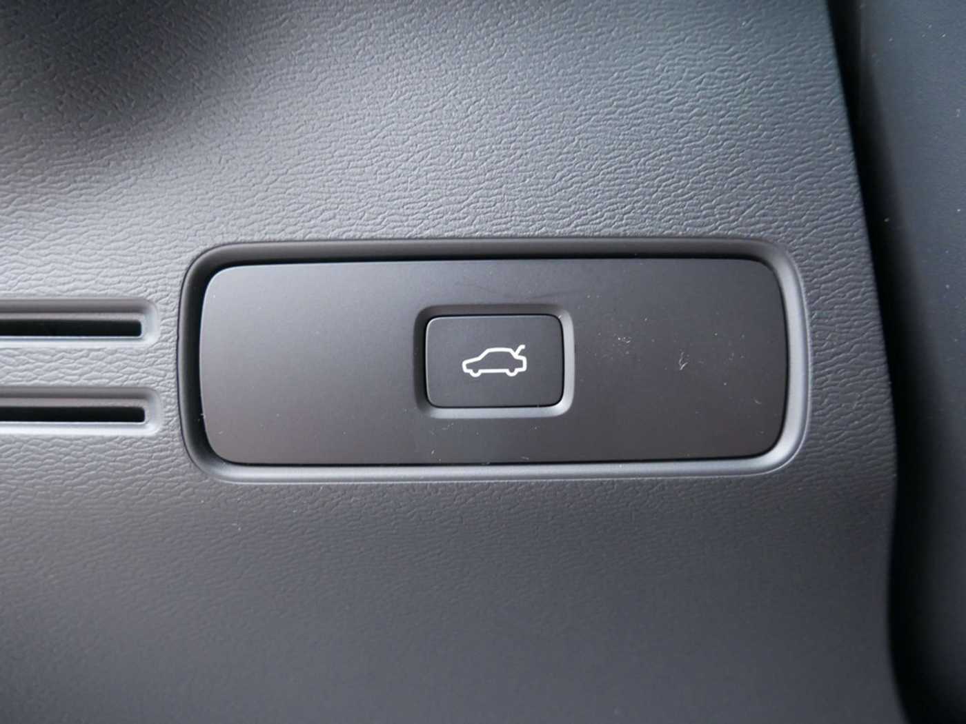 Volvo  B4 Plus Black Edition NAVI ACC LED 360°