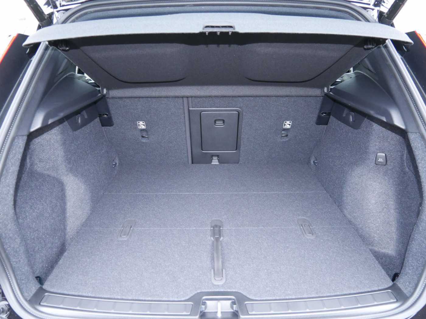 Volvo  B4 Plus Black Edition NAVI ACC LED 360°