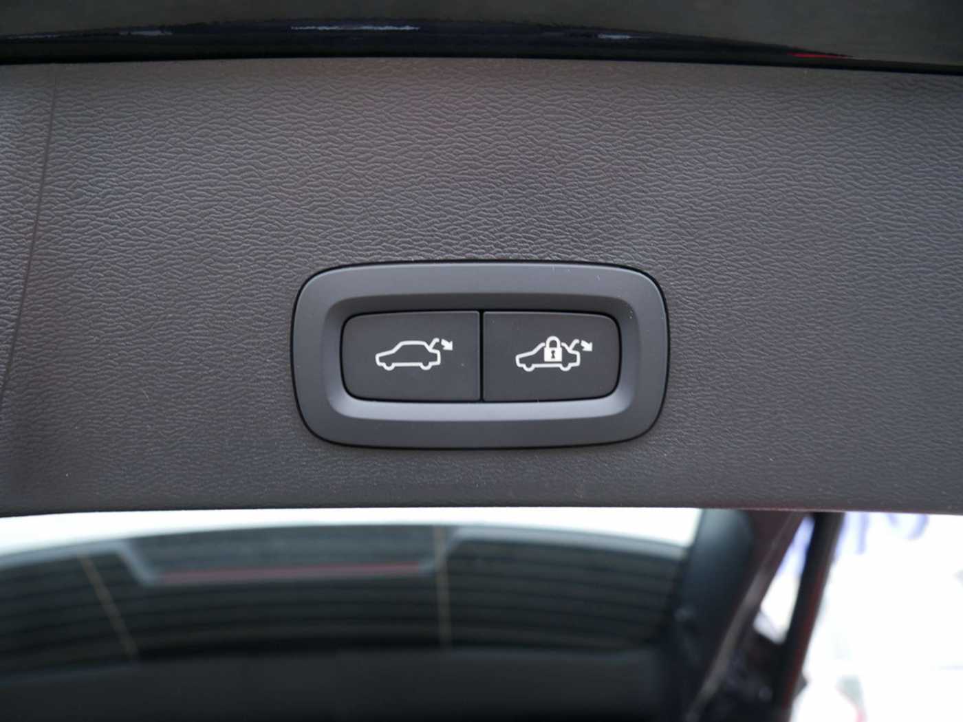 Volvo  B4 Plus Black Edition NAVI ACC LED 360°