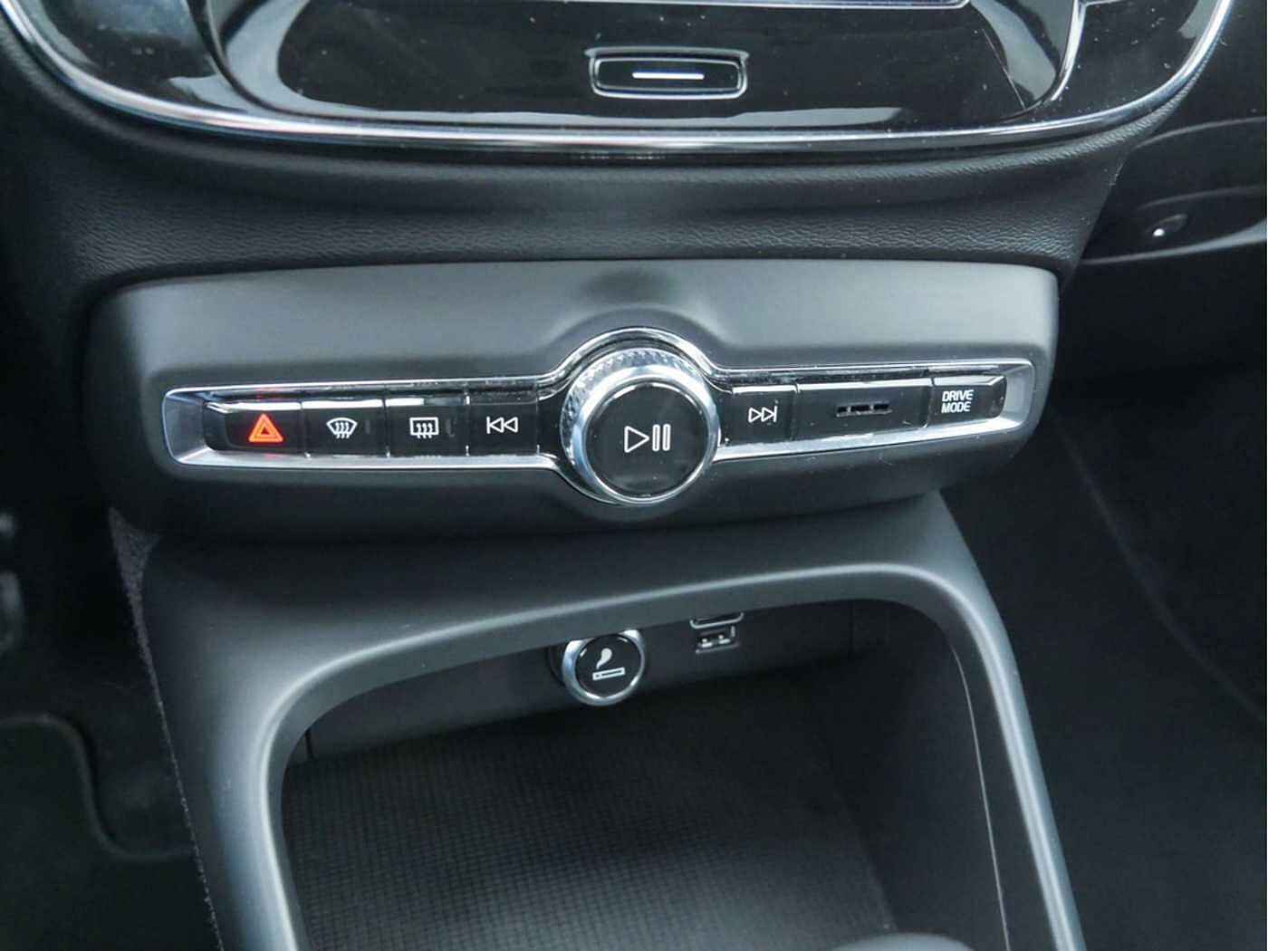 Volvo  T3 Momentum PDC KAMERA NAVI AHK LED