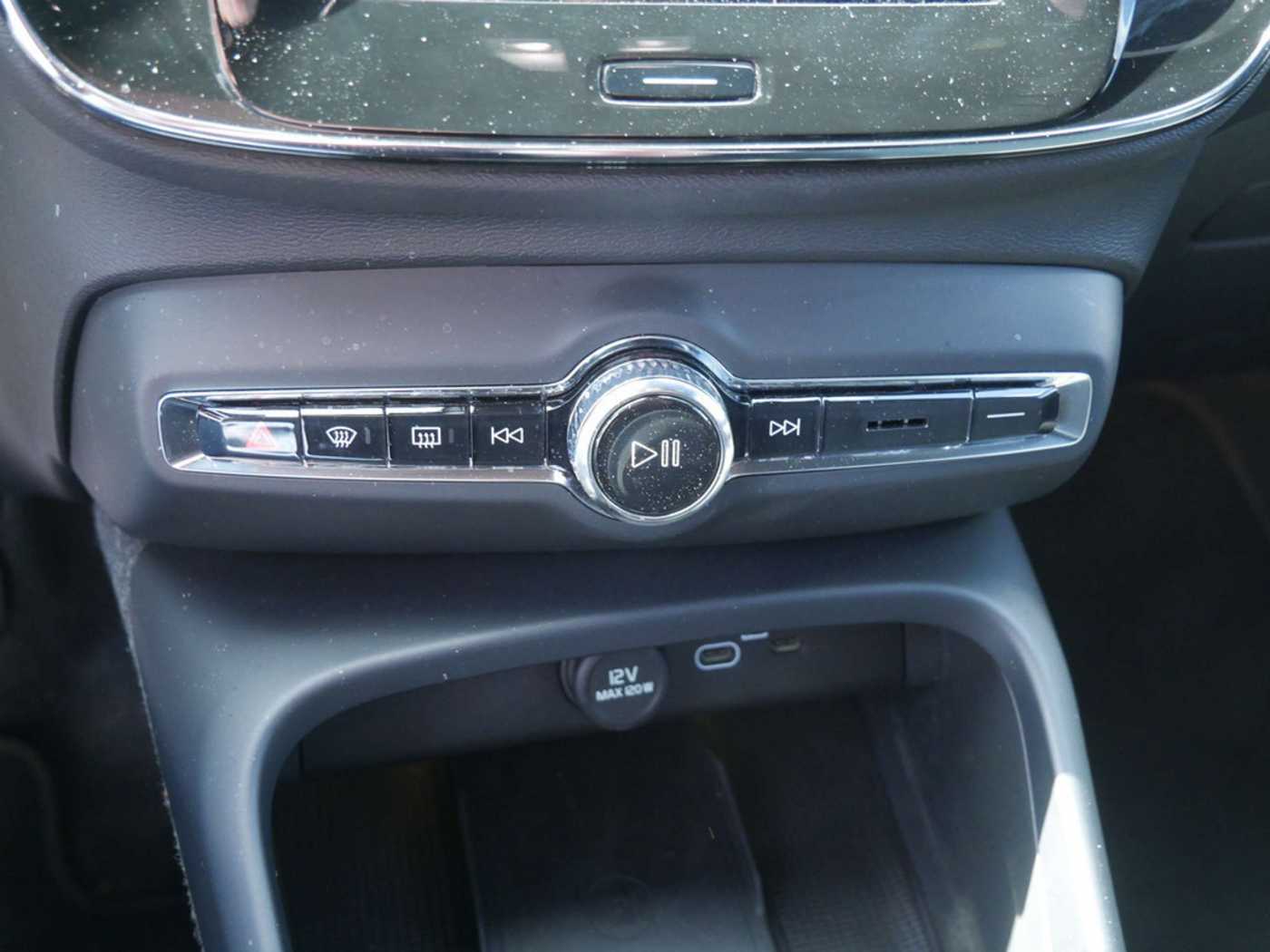 Volvo  B4 Plus Dark SHZ KAMERA H/K NAVI ACC LED