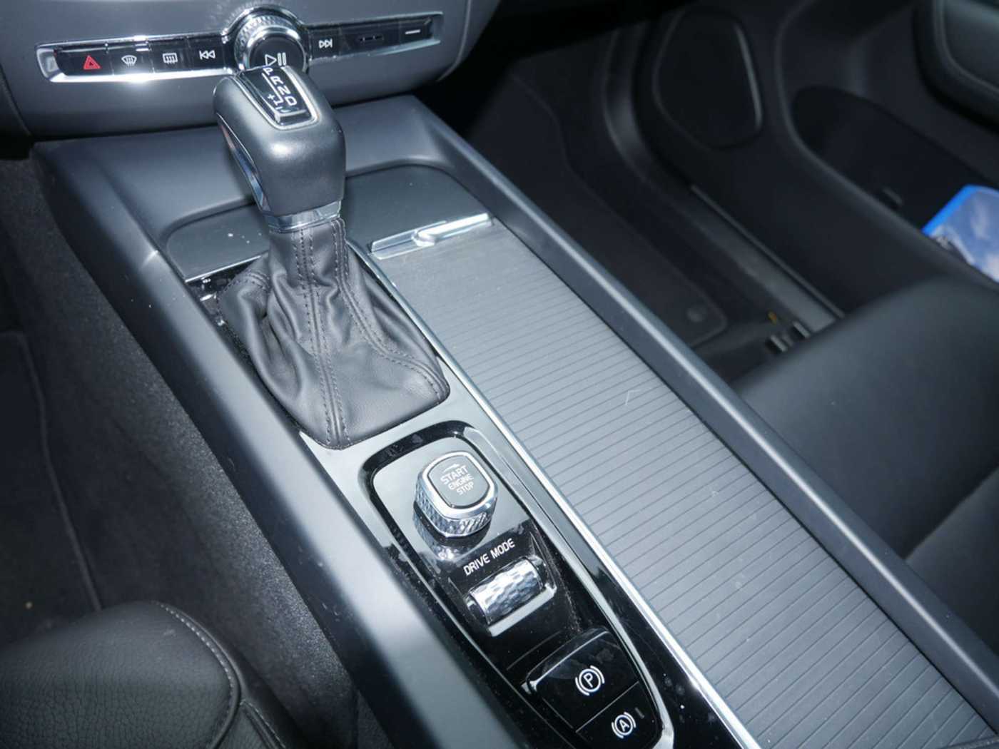 Volvo  D4 Momentum Pro LEDER KAMERA NAVI LED