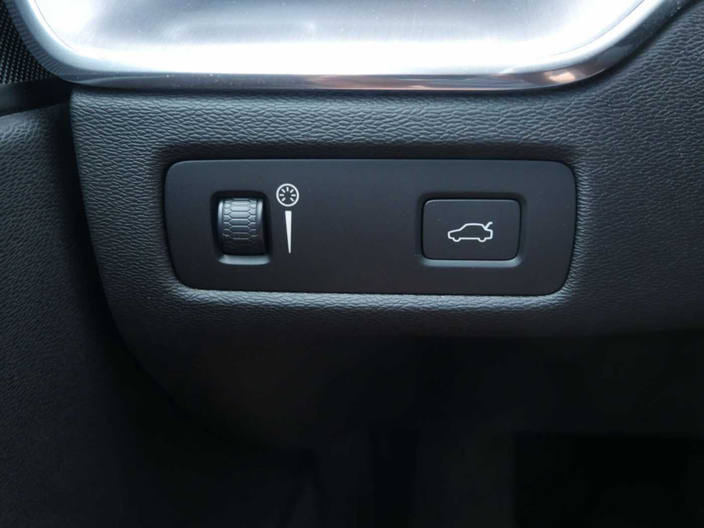 Volvo  D4 Momentum Pro LEDER KAMERA NAVI LED