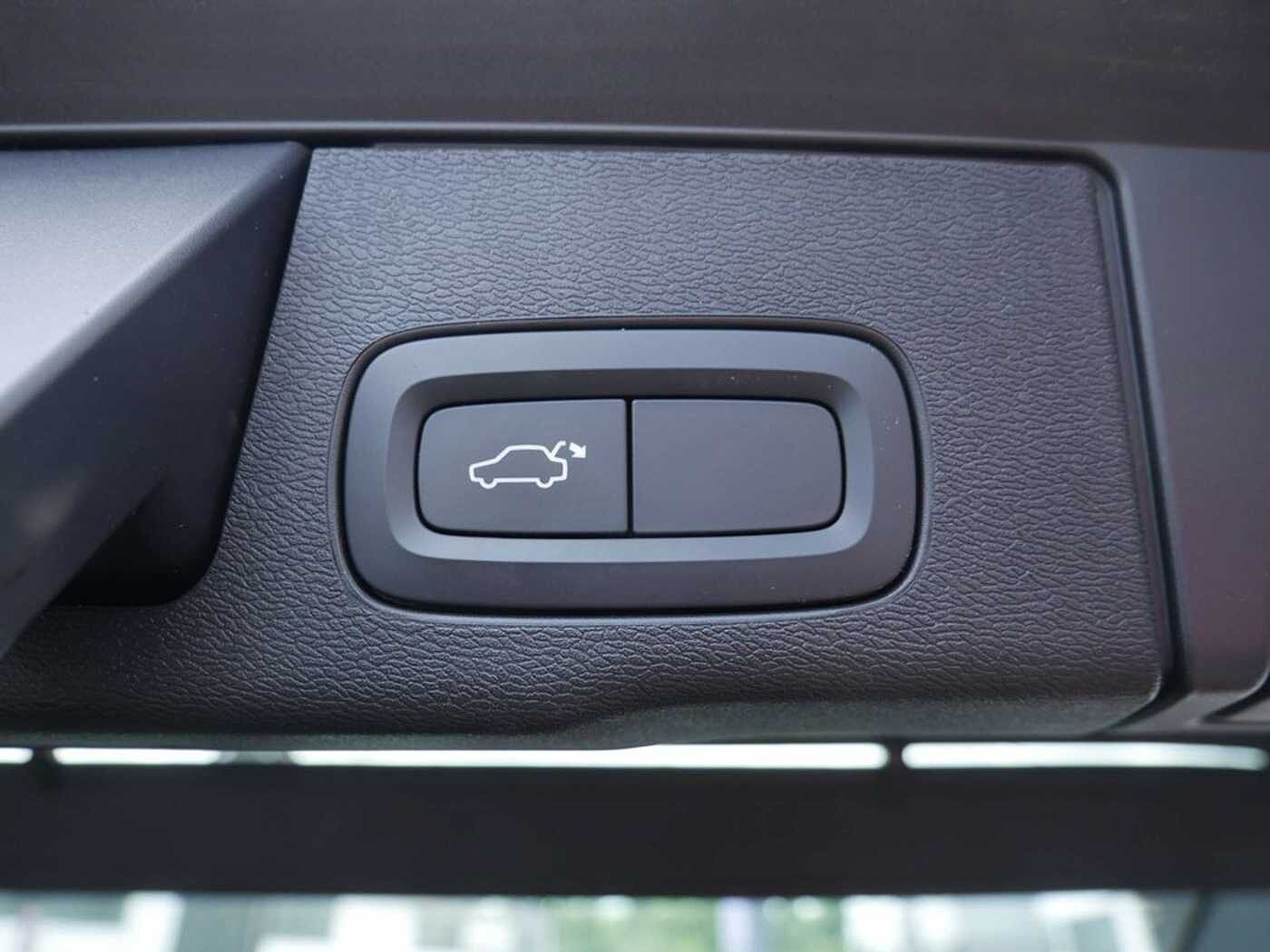 Volvo  D4 Momentum Pro LEDER KAMERA NAVI LED