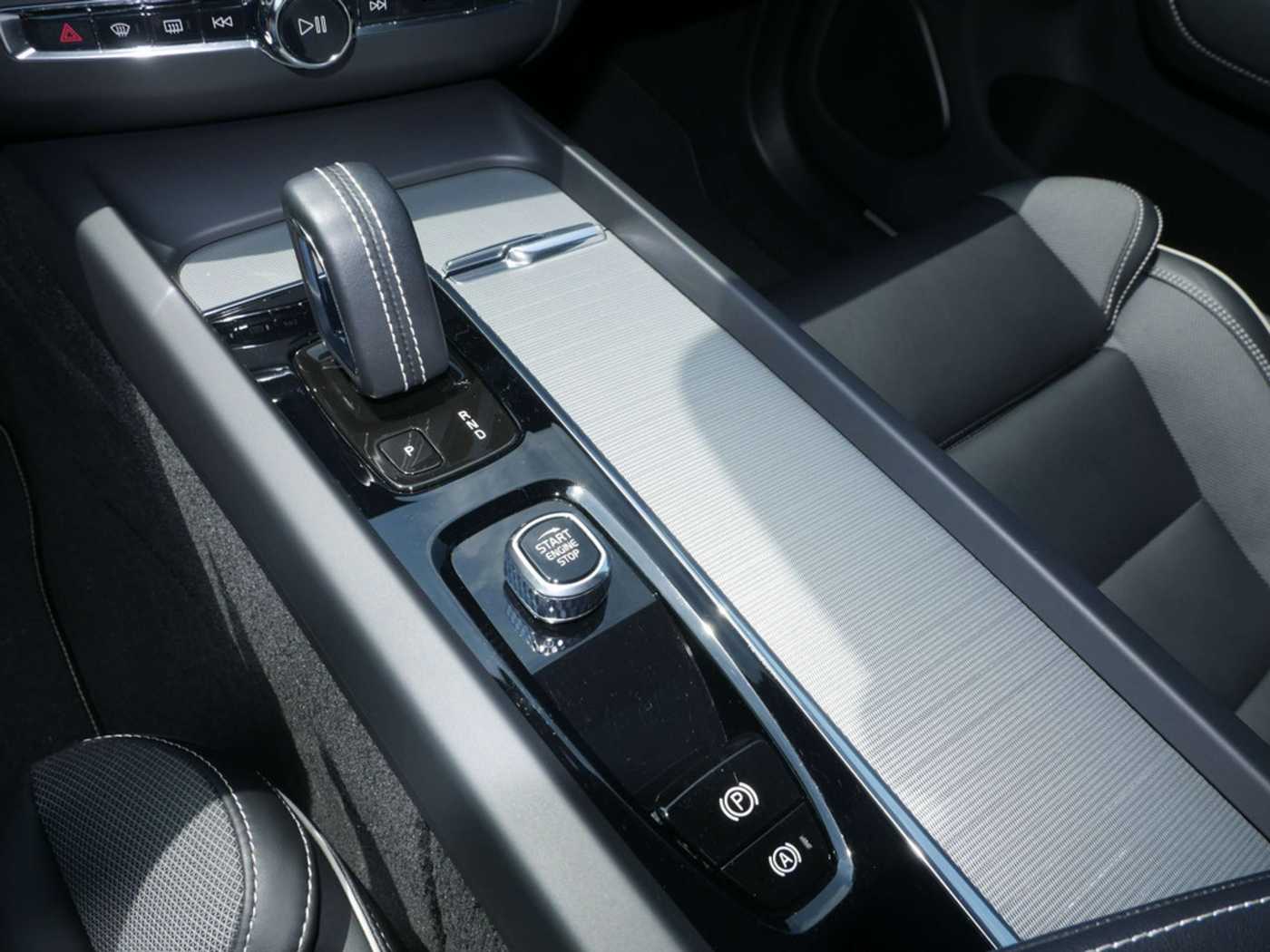 Volvo  2.0 R Design Recharge Plug-In Hybrid AWD