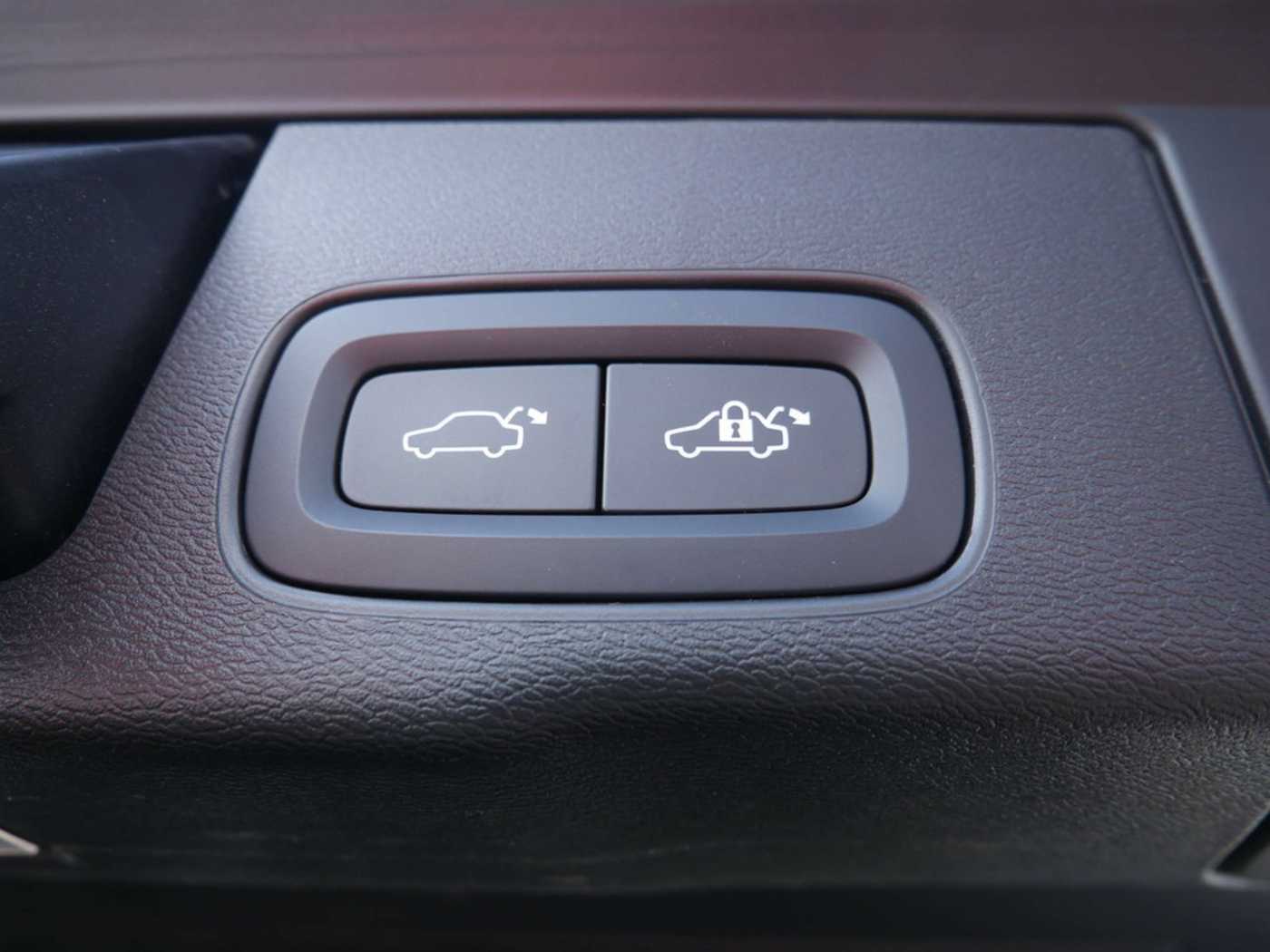 Volvo  2.0 R Design Recharge Plug-In Hybrid AWD