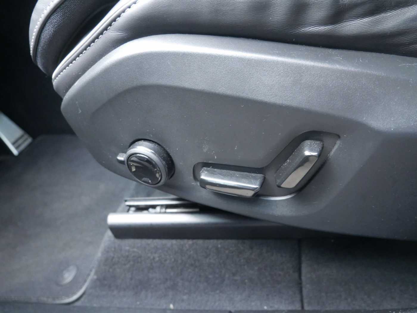 Volvo  B4 R Design AWD ACC HUD LED PANO 360°