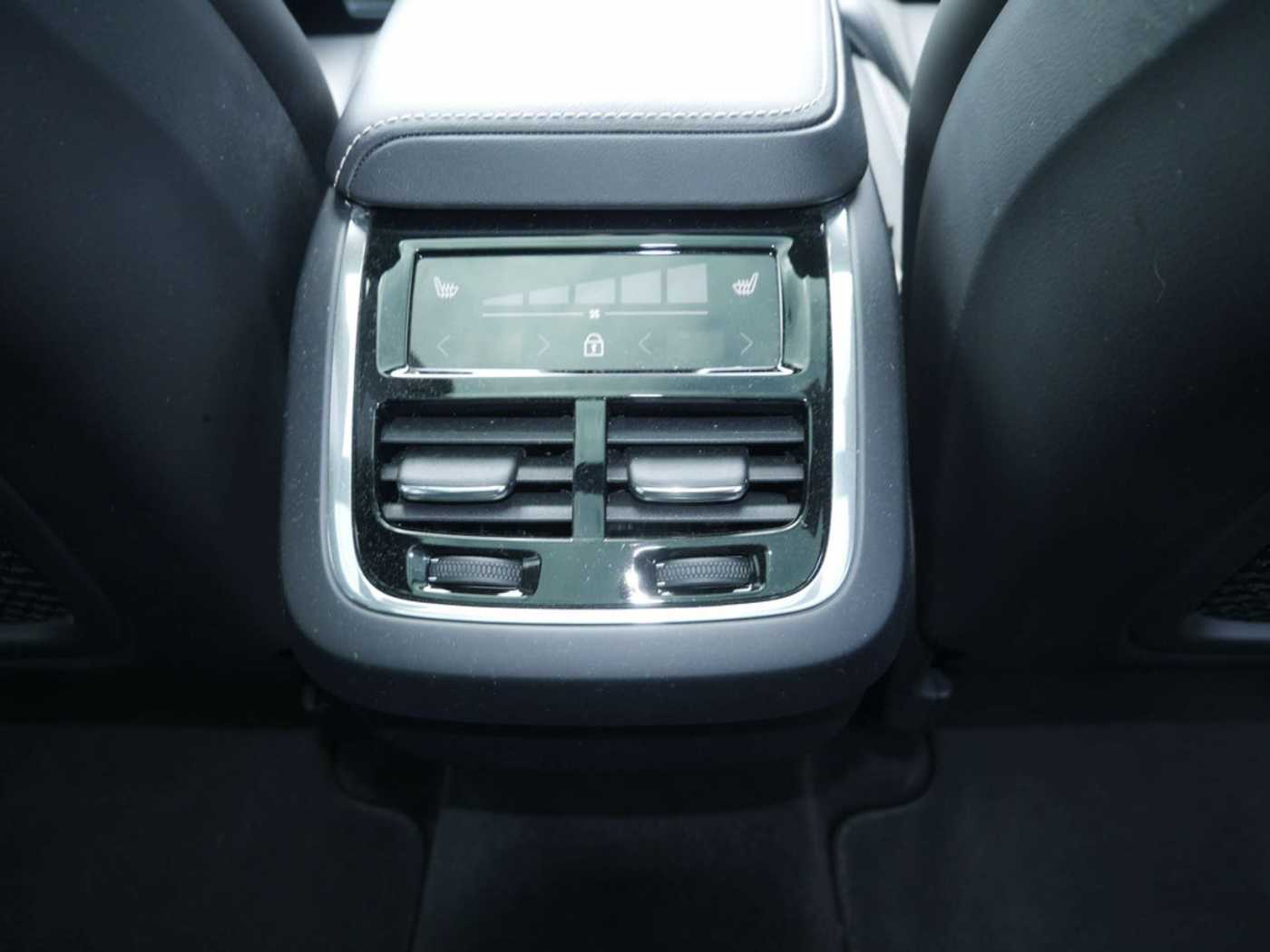 Volvo  B4 R Design AWD ACC HUD LED PANO 360°