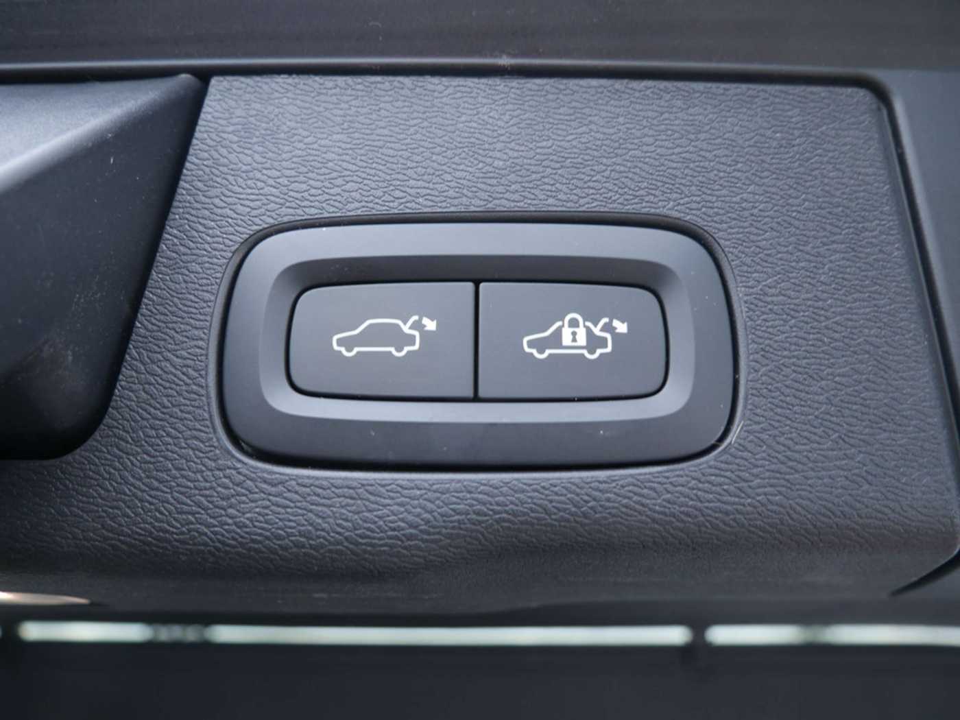 Volvo  B4 R Design AWD ACC HUD LED PANO 360°