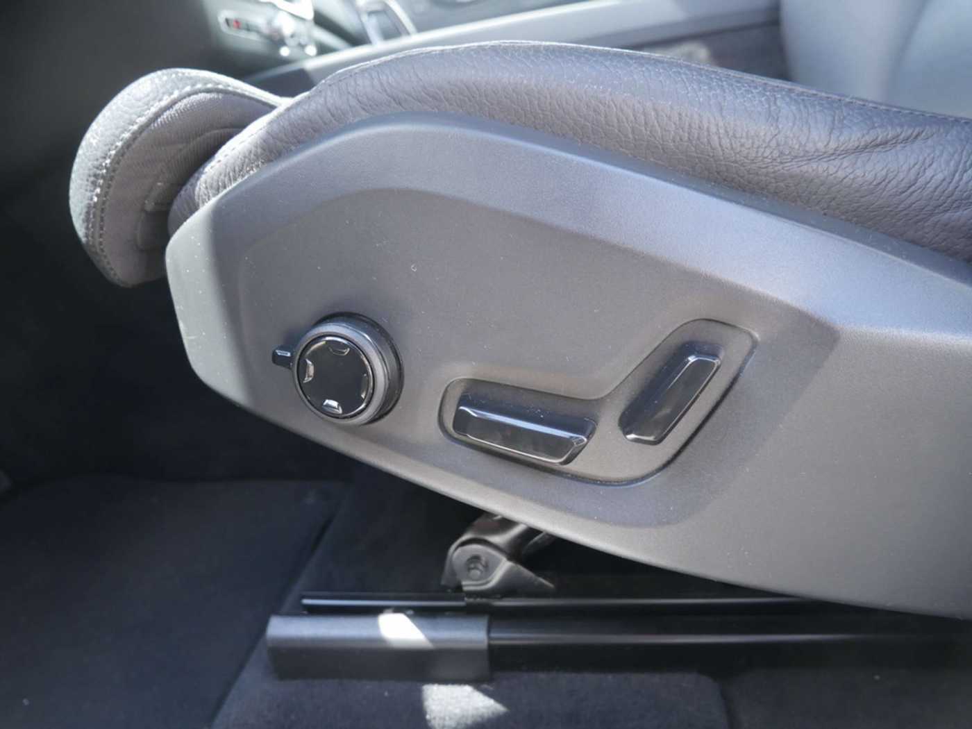 Volvo  B4 Plus Dark AWD NAVI AHK STANDHZ LED