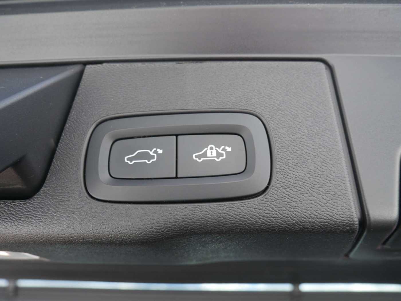 Volvo  B4 Plus Dark AWD NAVI AHK STANDHZ LED