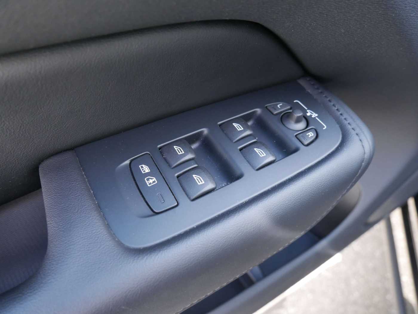 Volvo  B4 Plus Dark AWD NAVI AHK STANDHZ LED