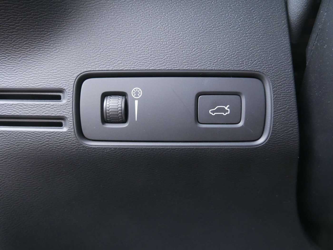 Volvo  B4 R-Design 31990 H/K NAVI AHK ACC LED