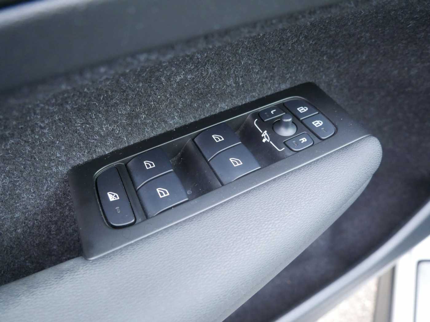 Volvo  B4 R-Design 31990 H/K NAVI AHK ACC LED