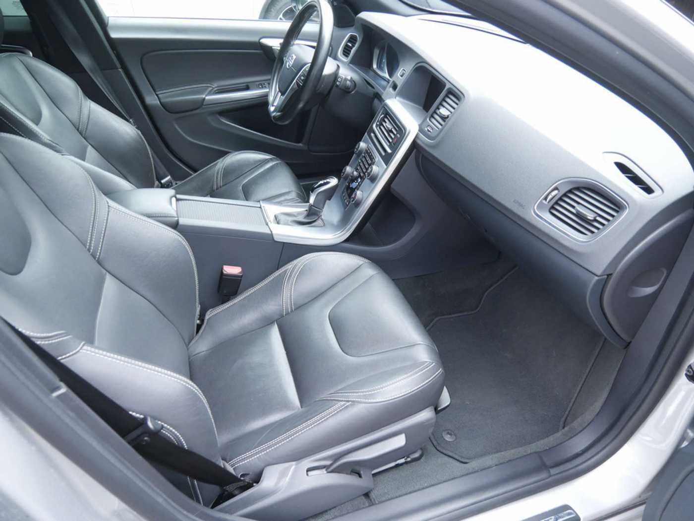 Volvo  T4 KLIMA PDC SHZ LEDER KAMERA XENON NAVI