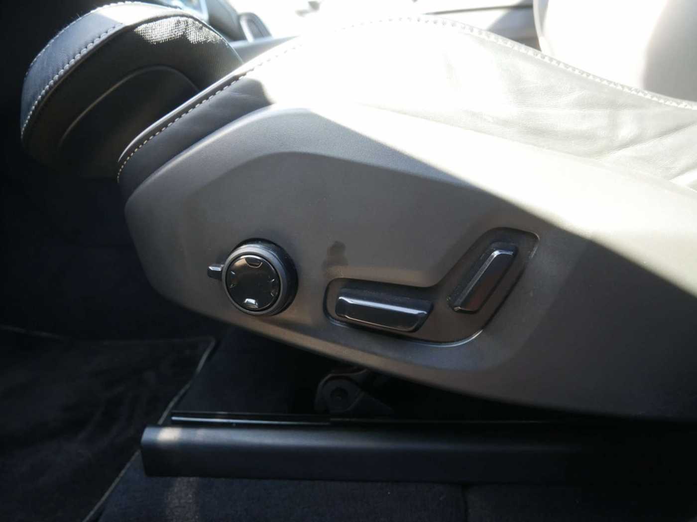 Volvo  Recharge T8 AWD R-Design ACC LED PANO