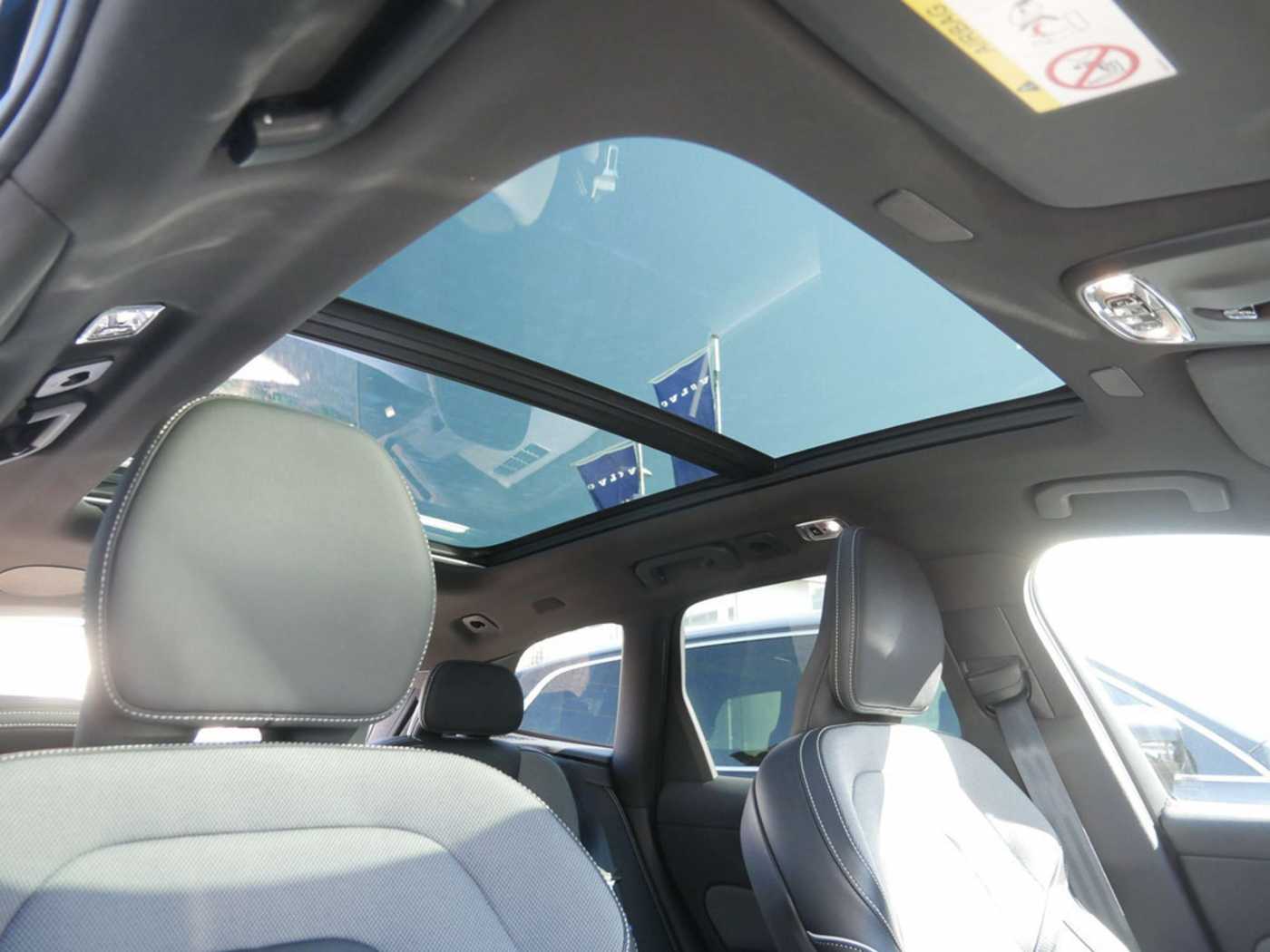 Volvo  Recharge T8 AWD R-Design ACC LED PANO