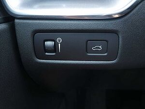 Volvo  D4 Momentum Pro LEDER KAMERA NAVI LED