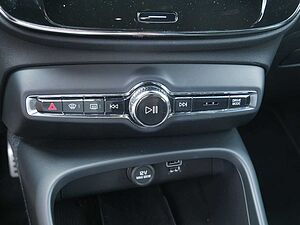 Volvo  B4 R-Design 31990 H/K NAVI AHK ACC LED