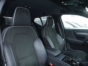 Volvo  B4 R-Design 31990 H/K NAVI AHK ACC LED