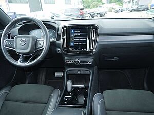 Volvo  B4 R-Design 31990 H/K NAVI AHK ACC LED
