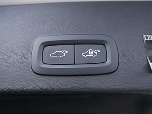 Volvo  B4 R-Design 31990 H/K NAVI AHK ACC LED