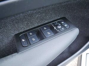 Volvo  B4 R-Design 31990 H/K NAVI AHK ACC LED