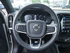 Volvo  B4 R-Design 31990 H/K NAVI AHK ACC LED