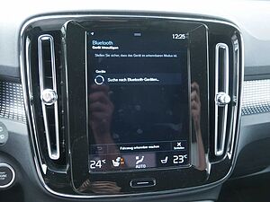 Volvo  B4 R-Design 31990 H/K NAVI AHK ACC LED