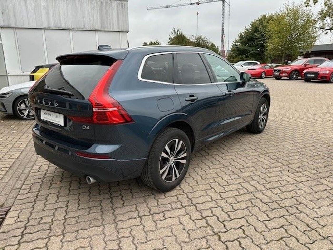 Volvo  D4 Momentum Pro 2WD