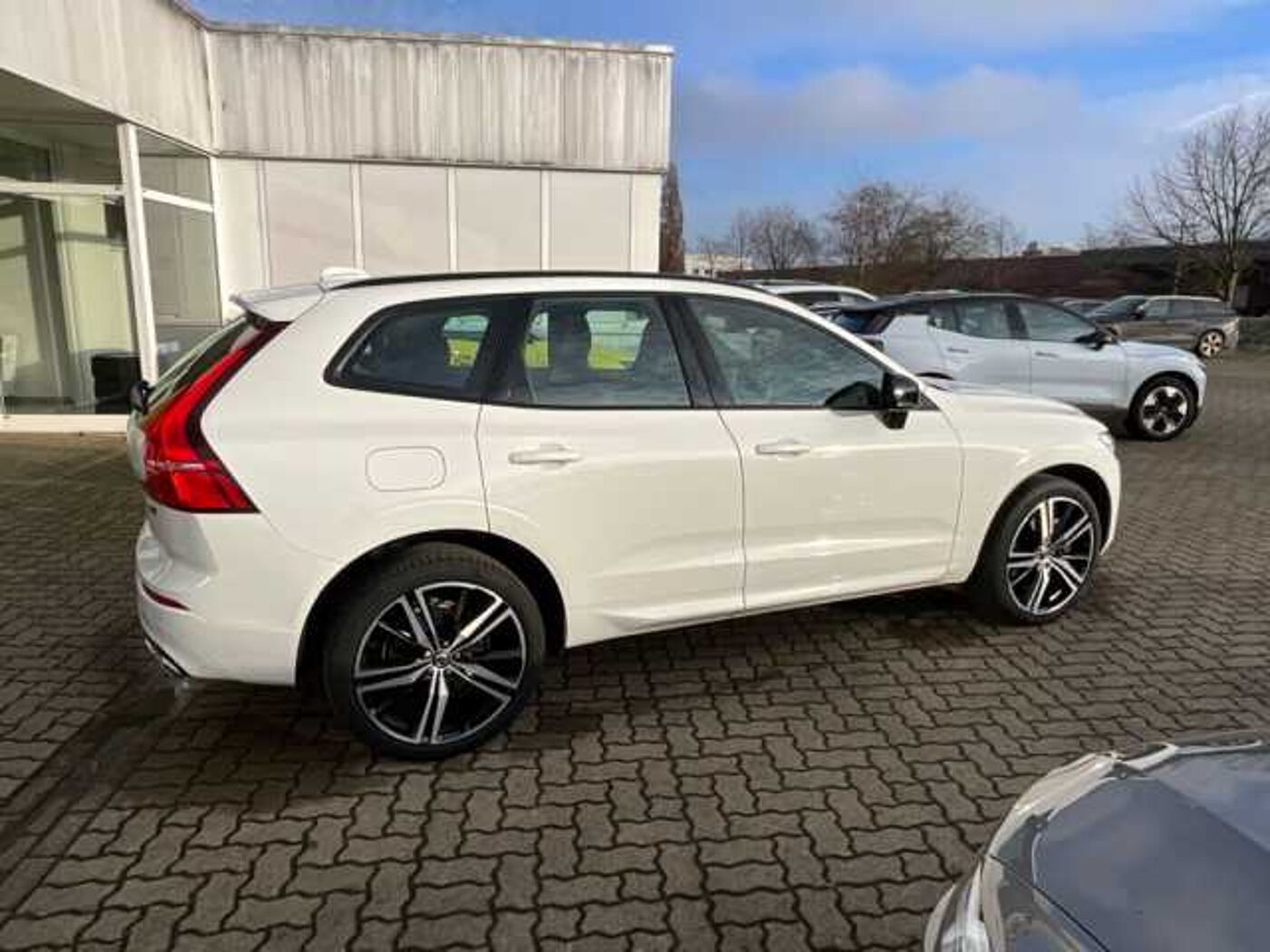 Volvo  B4 AWD Mild Hybrid Diesel  R-Design