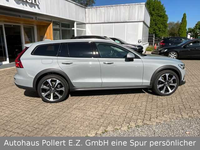 Volvo  B4 AWD Plus