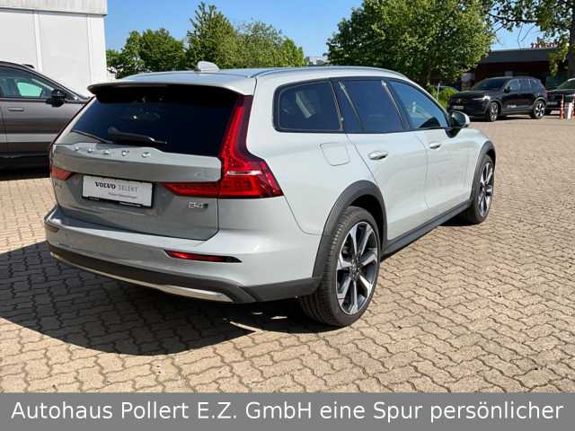 Volvo  B4 AWD Plus