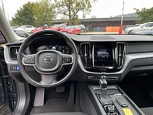 Volvo  D4 Momentum Pro 2WD