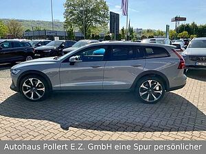 Volvo  B4 AWD Plus