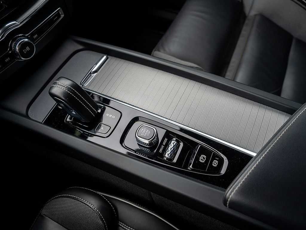 Volvo  B4 AWD R-Design