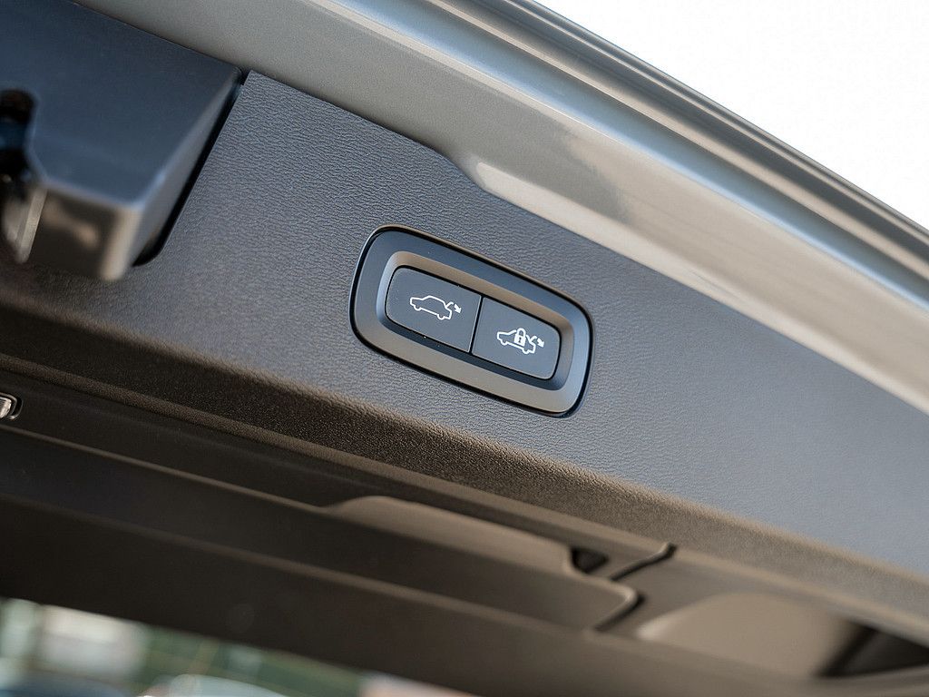 Volvo  T8 AWD Ultimate Dark