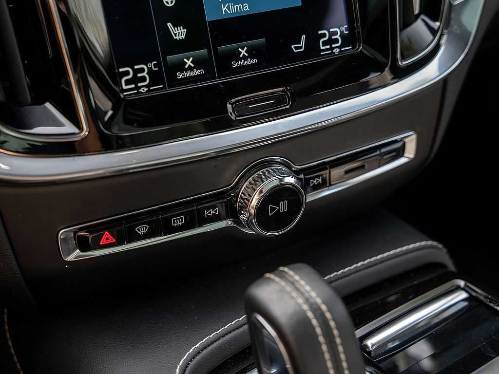 Volvo  T6 Plus Dark Recharge