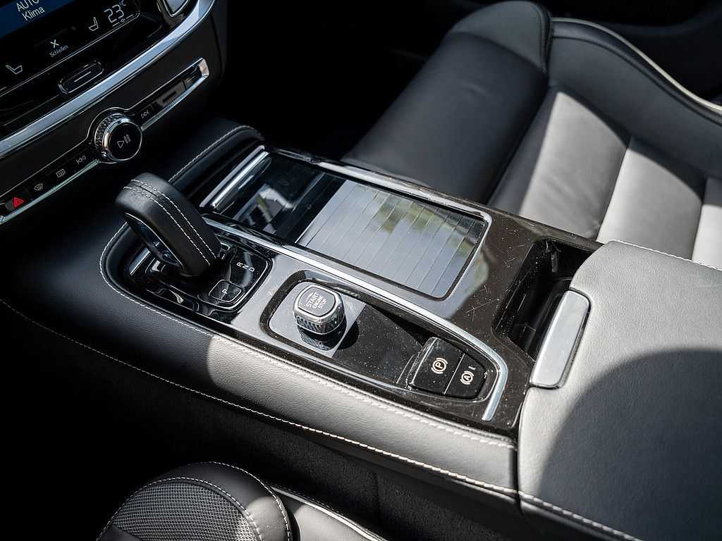 Volvo  T6 Plus Dark Recharge