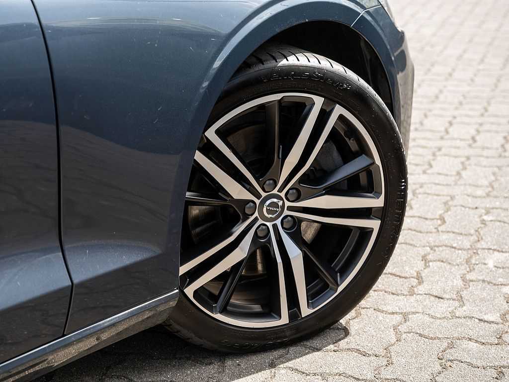 Volvo  T6 Plus Dark Recharge