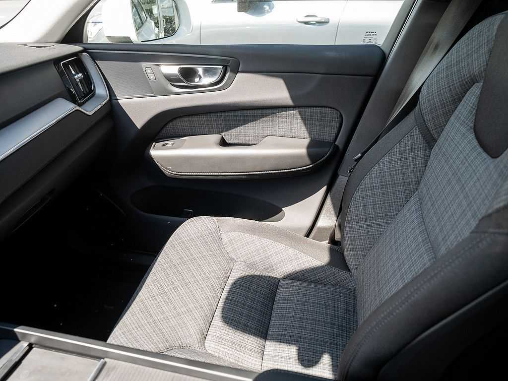 Volvo  B4 Momentum Pro