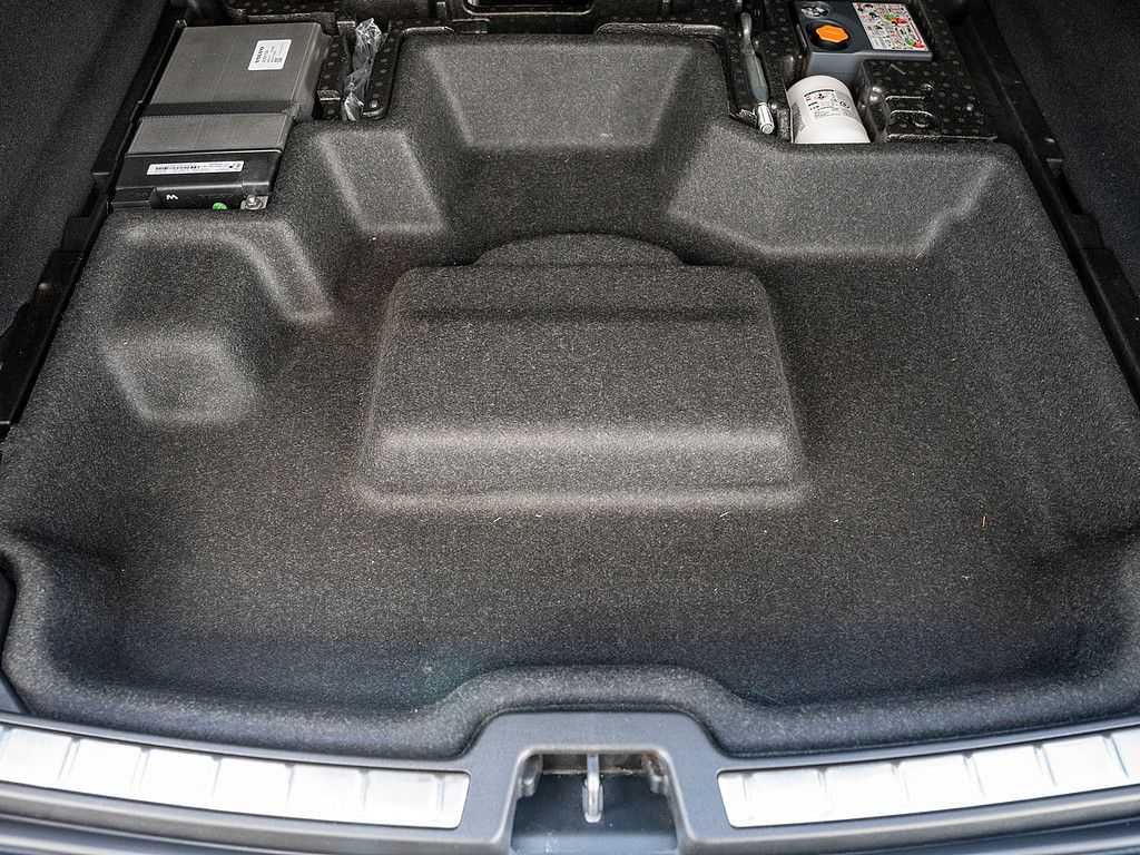 Volvo  B4 Momentum Pro