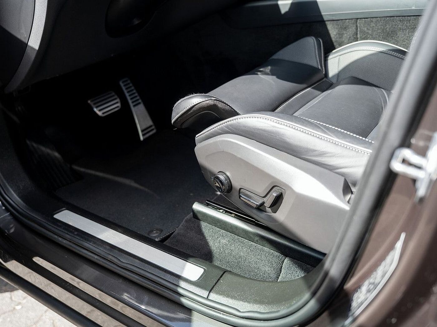 Volvo  T6 AWD Recharge R-Design