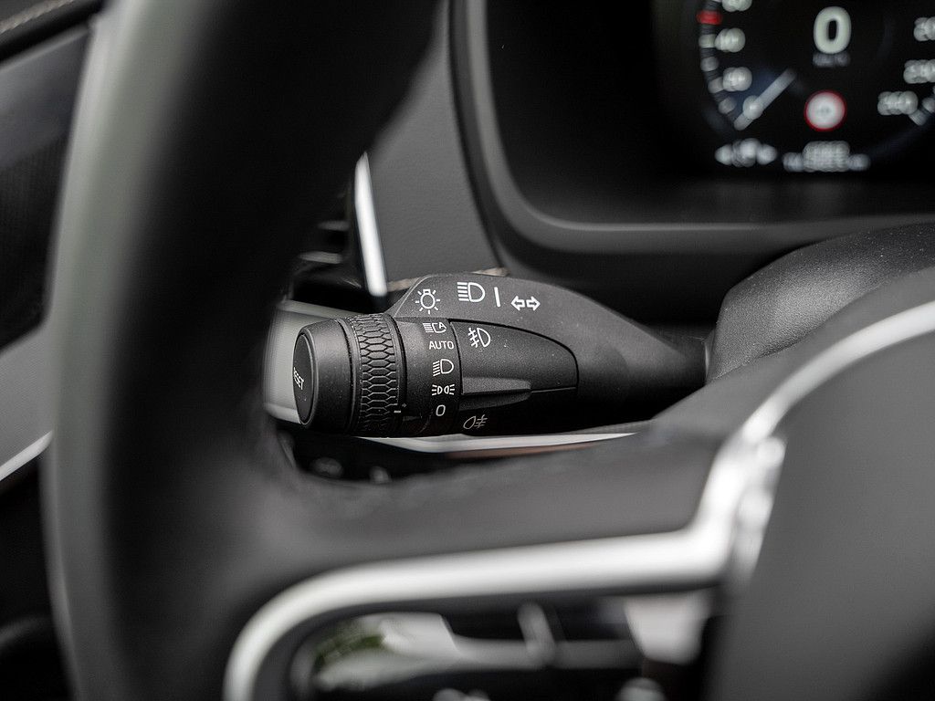 Volvo  T8 AWD R Design Edition LED 360° 7-SITZER