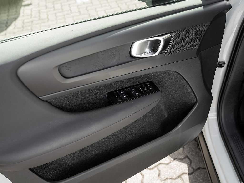 Volvo  T3 Momentum Pro KLIMA PDC NAVI W-LAN LED