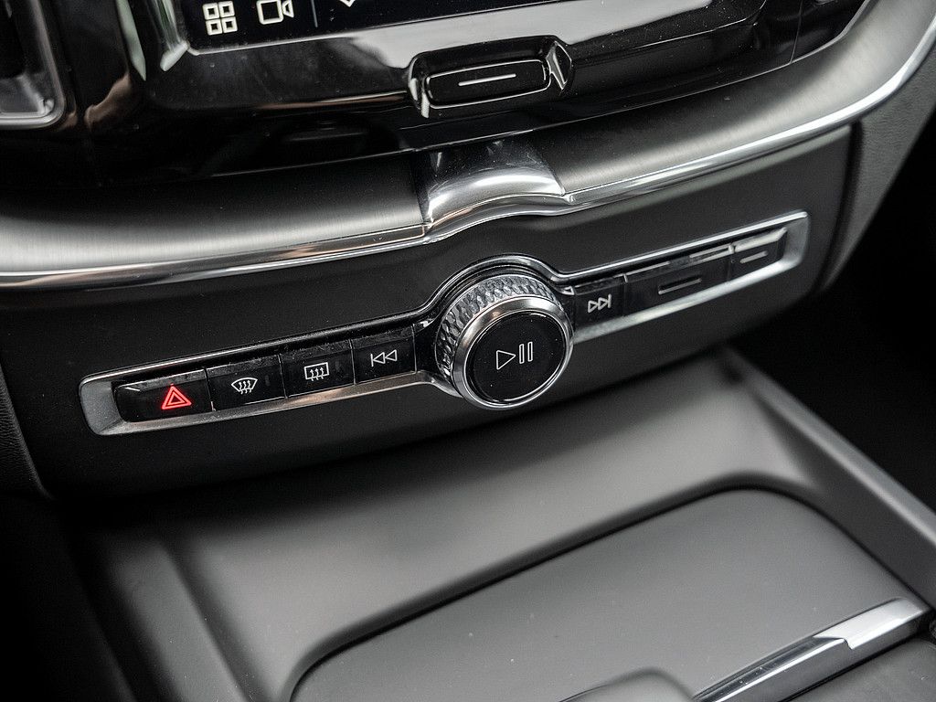Volvo  B4 Momentum Pro NAVI W-LAN FACEL. LED 360°
