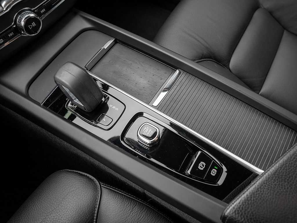 Volvo  B4 Momentum Pro NAVI W-LAN FACEL. LED 360°
