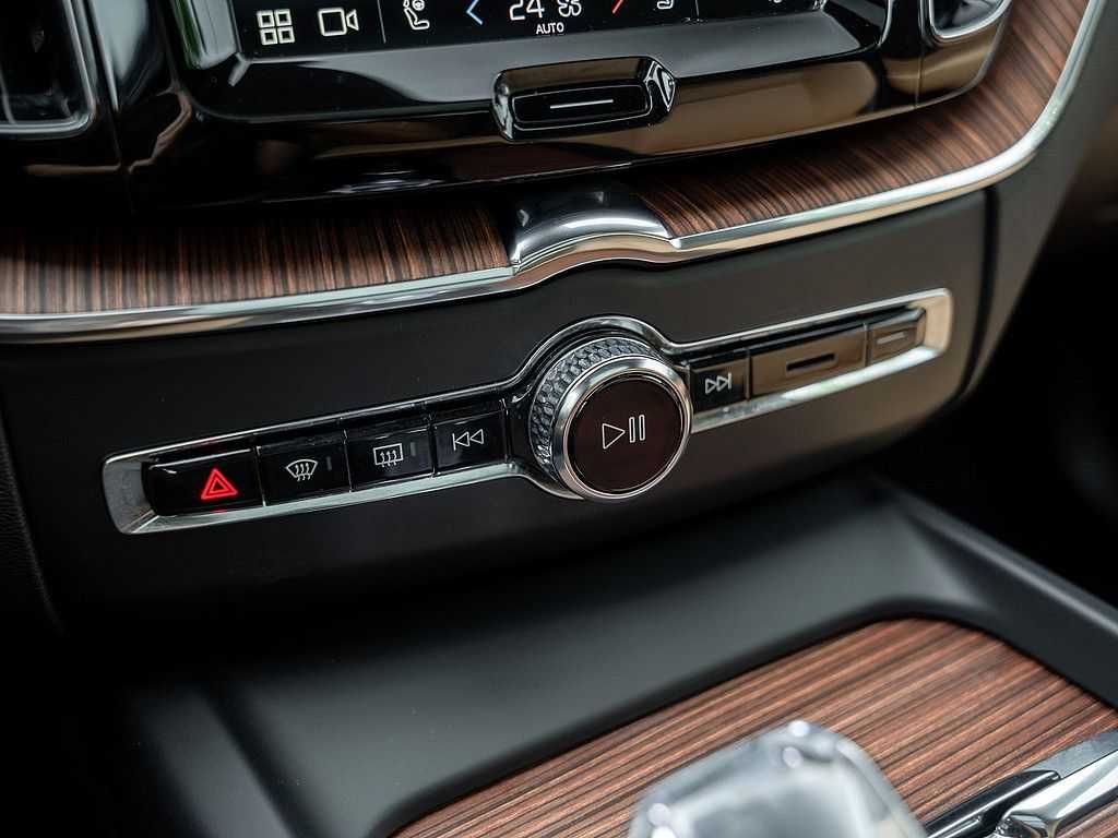 Volvo  T8 AWD Ultra Dark